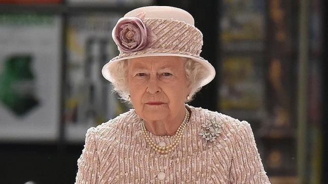 ملكة بريطانيا تدعو المواطنين إلى التطعيم بلقاح كورونا: “ليس مؤلما أو مؤذيا”