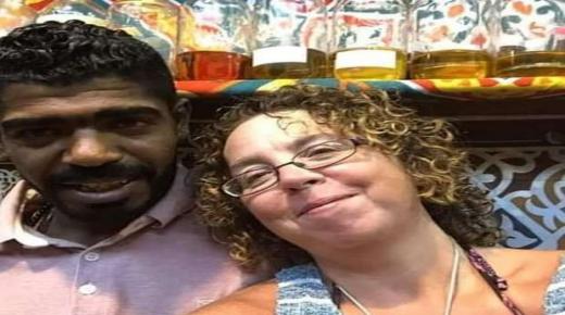 مصري يخدع بريطانية بالحب .. والحظ يبتسم لها مع آخر